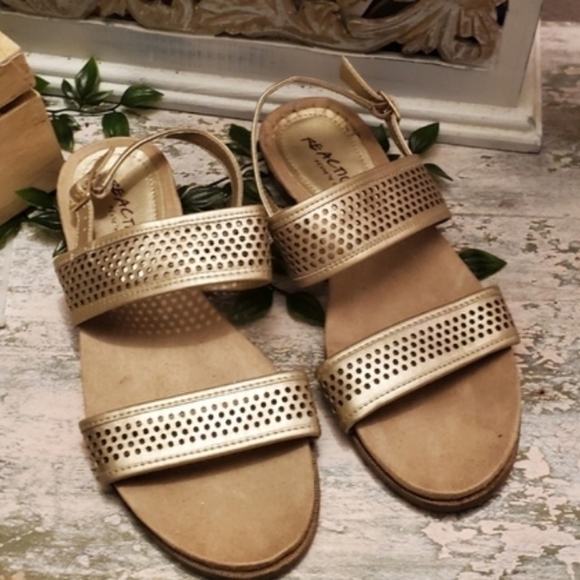 Kenneth Cole Reaction Gold Flat Leather Sandals - Picture 5 of 7